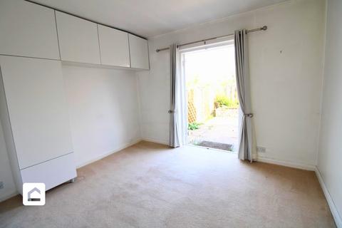 2 bedroom terraced house to rent, Juniper Road, Reigate RH2