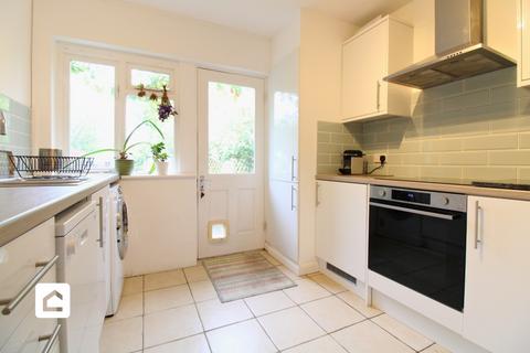 2 bedroom terraced house to rent, Juniper Road, Reigate RH2