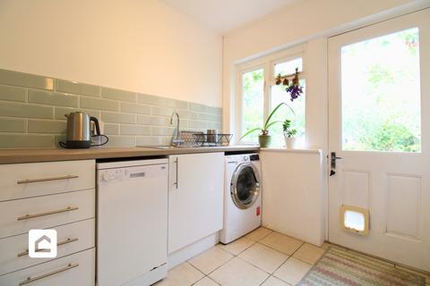 2 bedroom terraced house to rent, Juniper Road, Reigate RH2