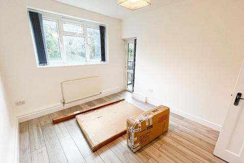 3 bedroom flat to rent, London NW2