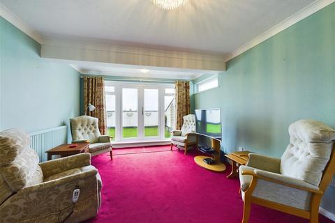 3 bedroom flat for sale - Wisborough Court, Littlehampton Road, Worthing, BN13