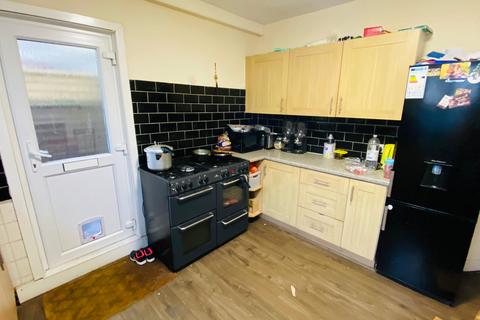 1 bedroom in a flat share to rent - BEAUTIFUL DOUBLE ROOM | SINGLE FEMALE  | STUDENT FRIENDLY, London E18