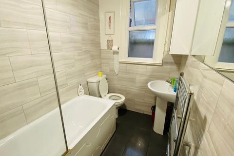 1 bedroom in a flat share to rent, BEAUTIFUL DOUBLE ROOM | SINGLE FEMALE  | STUDENT FRIENDLY, London E18