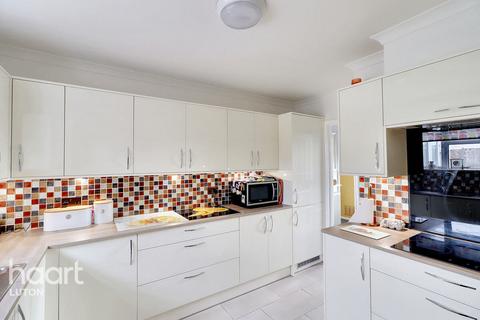 4 Cades Lane, Luton, LU1 5QG