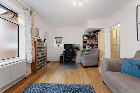 3 bedroom end of terrace house for sale - Welbeck Road, Carshalton