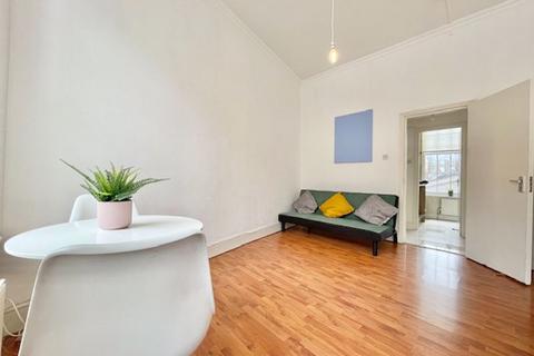 Studio to rent, SHORT TERM LET - Warren Street, W1