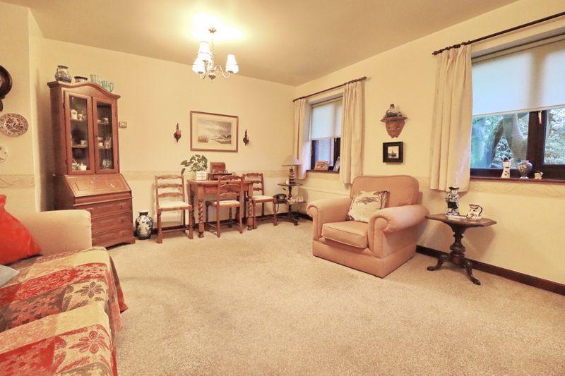 Lounge/Dining Area
