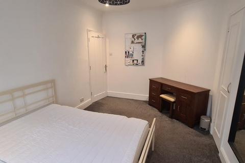 4 bedroom flat to rent, Kings Terrace, Hampshire