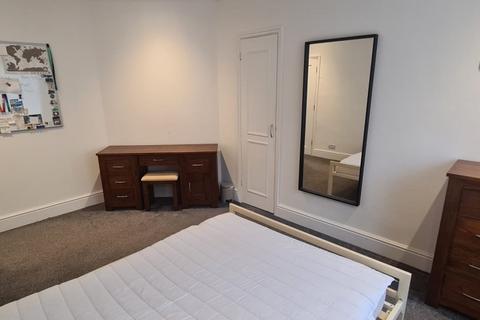 4 bedroom flat to rent, Kings Terrace, Hampshire