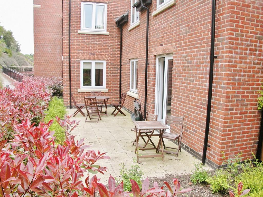 Gilbert Scott Court, Old Amersham... 2 bed apartment to rent £1,600