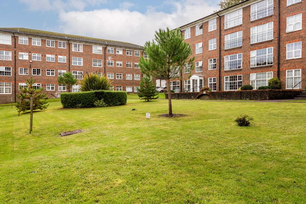 21 Regency Court-9.jpg