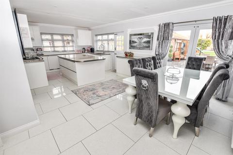 5 bedroom detached house for sale, Elm Road, Bowers Gifford