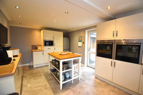 4 bedroom chalet for sale, Woodville Close, Rochford