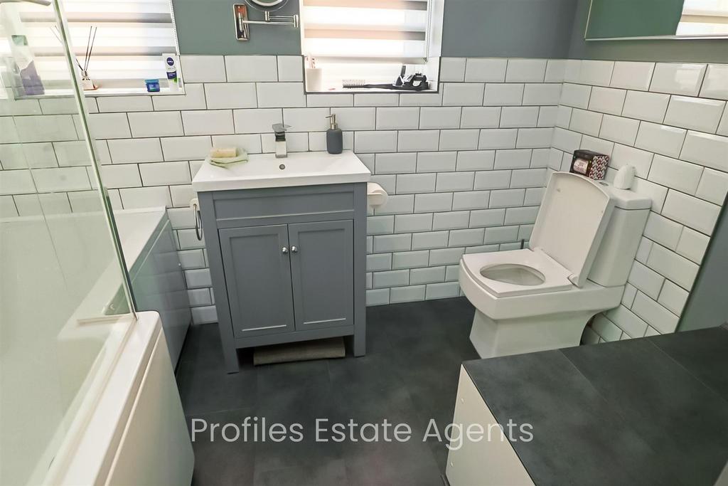 Luxury bathroom (front)