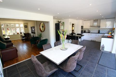 14 Hillside Grove, Chelmsford, CM2 9DA
