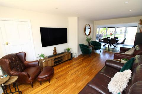 14 Hillside Grove, Chelmsford, CM2 9DA