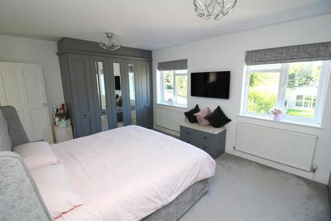 14 Hillside Grove, Chelmsford, CM2 9DA