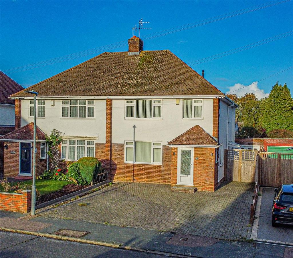 Brickfield Avenue, Hemel Hempstead, HP3 3 bed semidetached house for