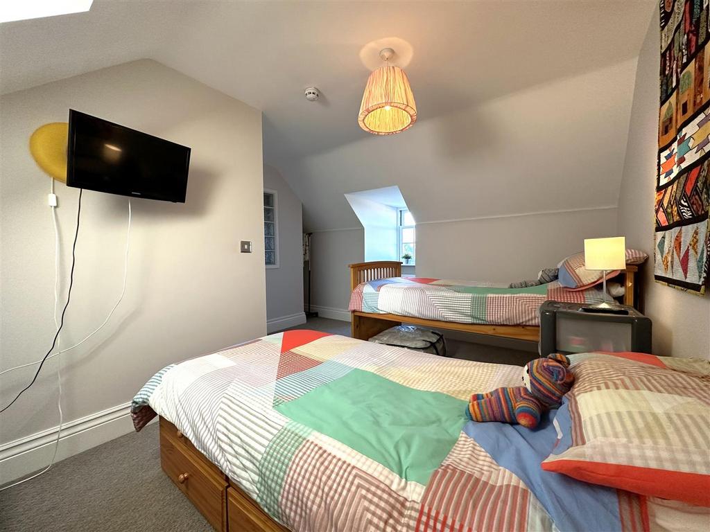 Fourth Bedroom 881