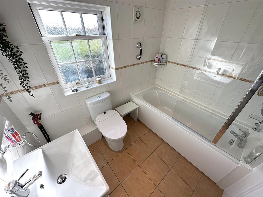 Family Bathroom 923