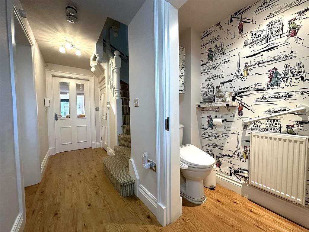 Ground Floor W.C 994