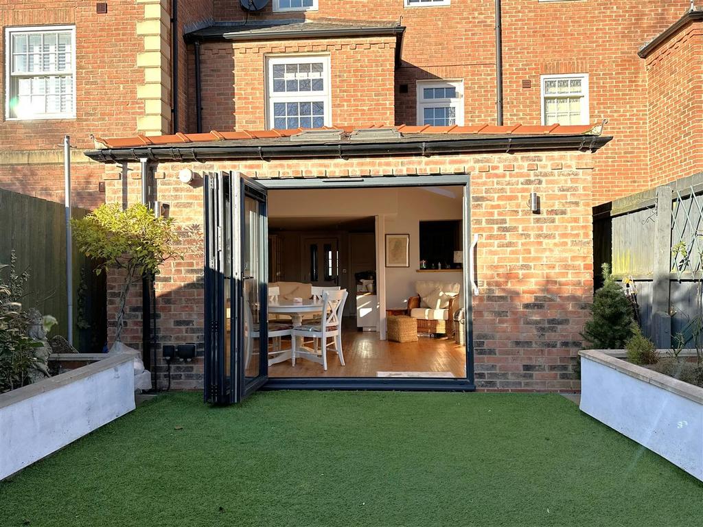 EXTENSION With Bifolds 984