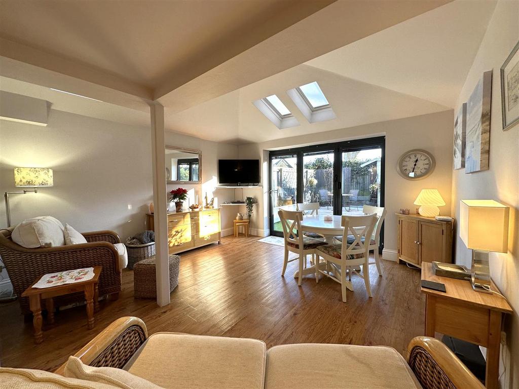 Living Area 007