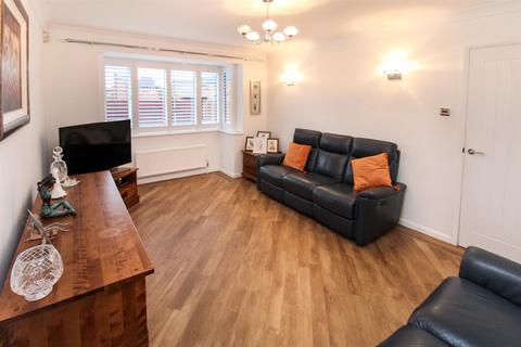 65 Lister Close, Corby, NN17 1XR