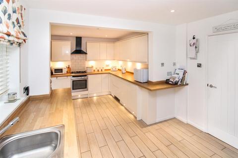 65 Lister Close, Corby, NN17 1XR