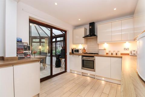 65 Lister Close, Corby, NN17 1XR