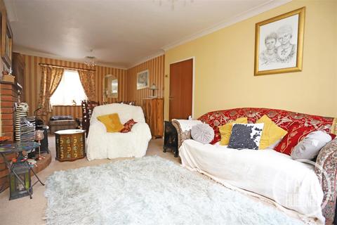 3 bedroom semi-detached house for sale, Hawthorn Avenue, Lowestoft, NR33