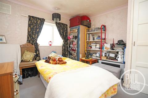 3 bedroom semi-detached house for sale, Hawthorn Avenue, Lowestoft, NR33
