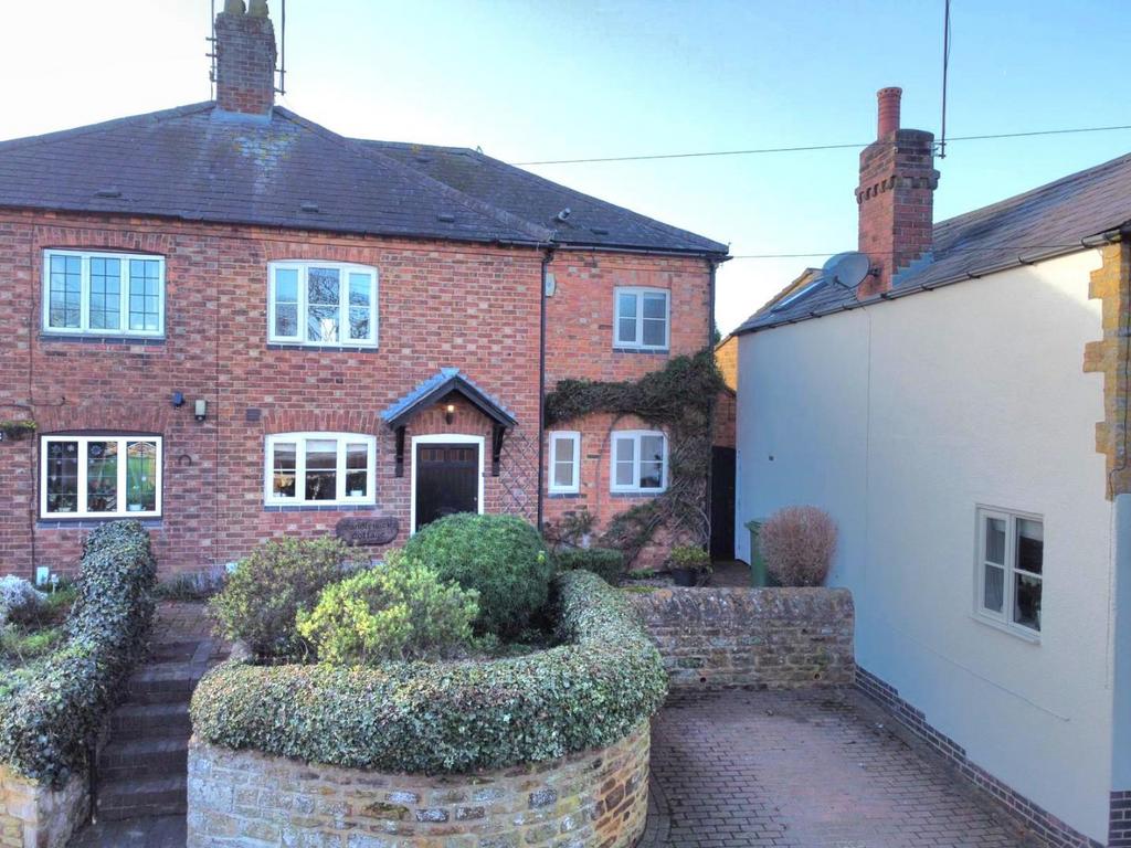 Manor Road, Mears Ashby, Northamptonshire NN6 3 bed cottage for sale