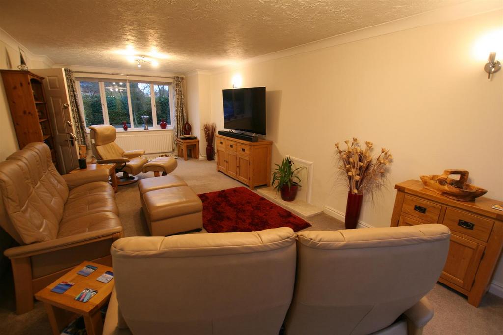 Gibbsclose,7lounge1.JPG