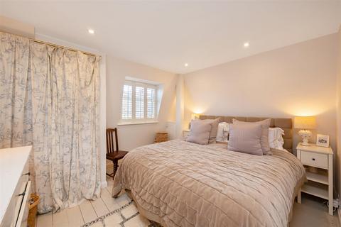 2 bedroom flat for sale - Fulham Palace Road, London, SW6
