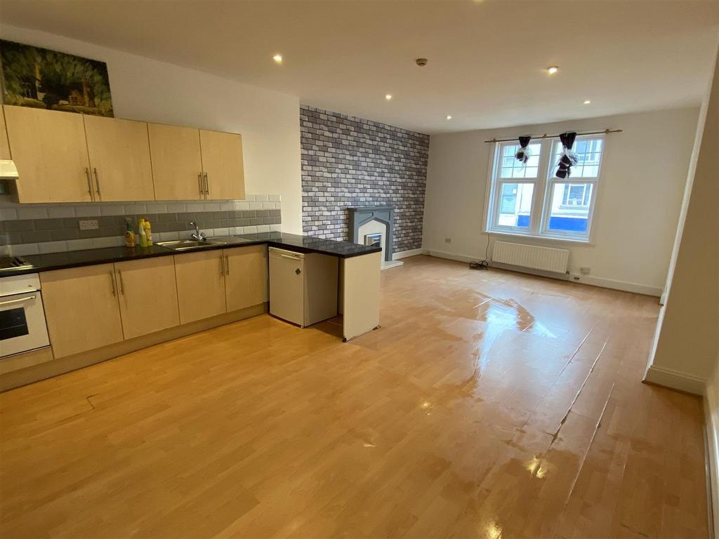 Victoria Terrace, Whitley Bay, NE26 2QN 2 bed flat £675 pcm (£156 pw)