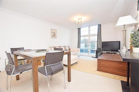 2 bedroom apartment to rent, River Bank, East Molesey