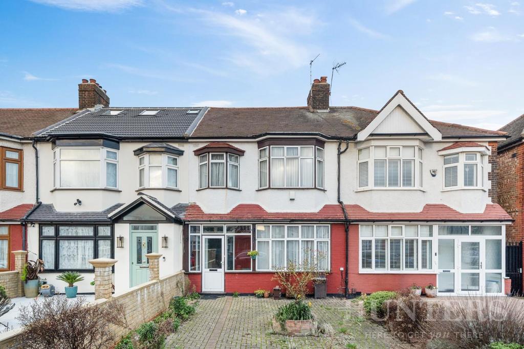 Hedge Lane, London 3 bed house £2,100 pcm (£485 pw)