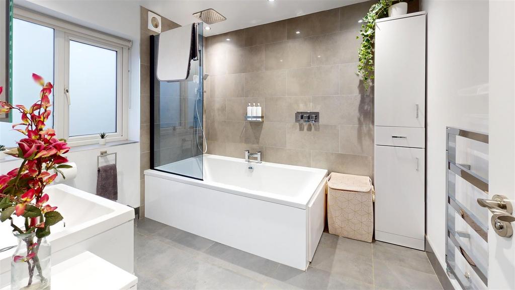 26-Kineholme-Dr-Bathroom.jpg
