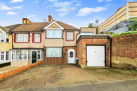 Crayford - 4 bedroom end of terrace house for sale