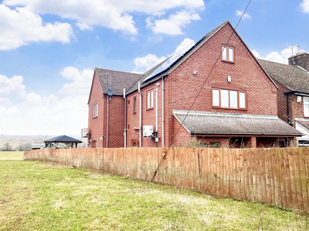 South View, Whilton, Northamptonshire NN11 4 bed detached house for