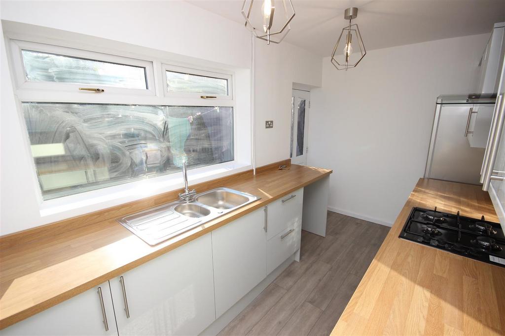 Fitted kitchen   2