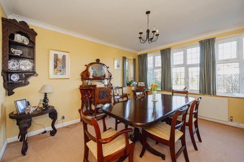 39 Chantry Hurst, Epsom, KT18 7BW
