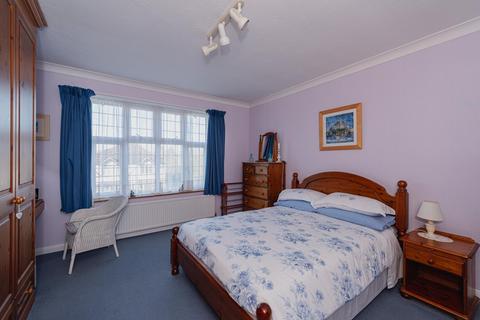 39 Chantry Hurst, Epsom, KT18 7BW