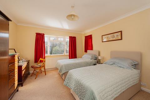 39 Chantry Hurst, Epsom, KT18 7BW