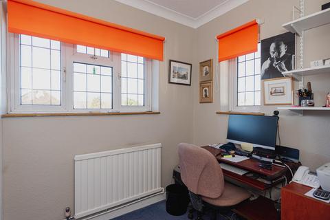 39 Chantry Hurst, Epsom, KT18 7BW