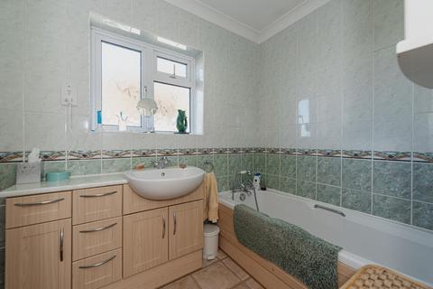 39 Chantry Hurst, Epsom, KT18 7BW