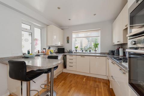 39 Chantry Hurst, Epsom, KT18 7BW