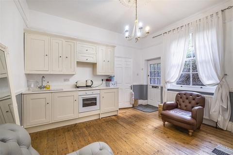21d Worple Road, Epsom, KT18 5EP