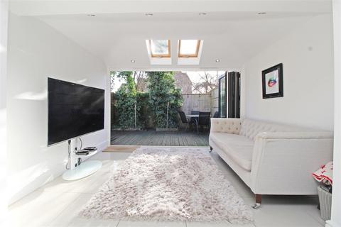 16 William Smith Close, Woolstone, Milton Keynes, MK15 0AW